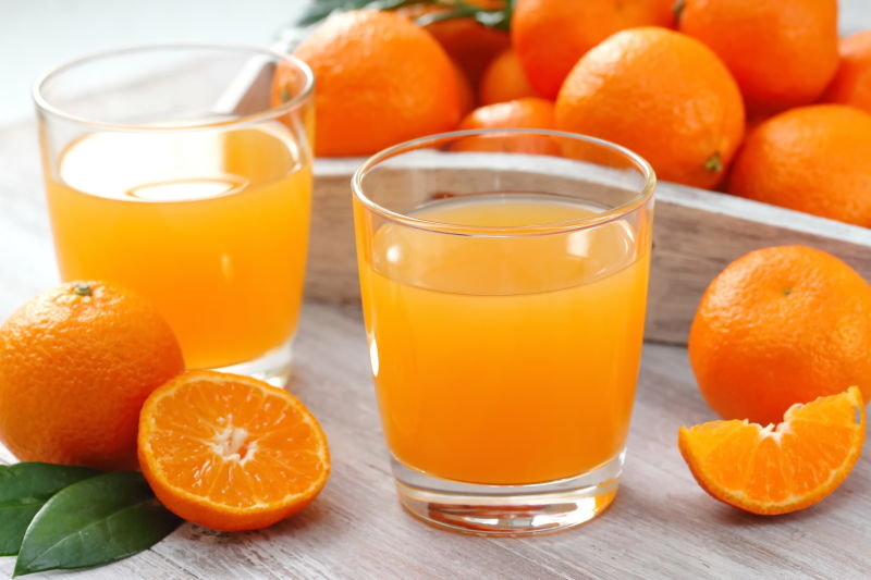 新鲜的橘子与橘子汁