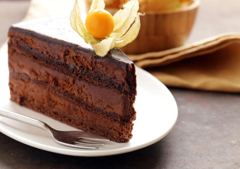 白盘子上的甜点巧克力蛋糕