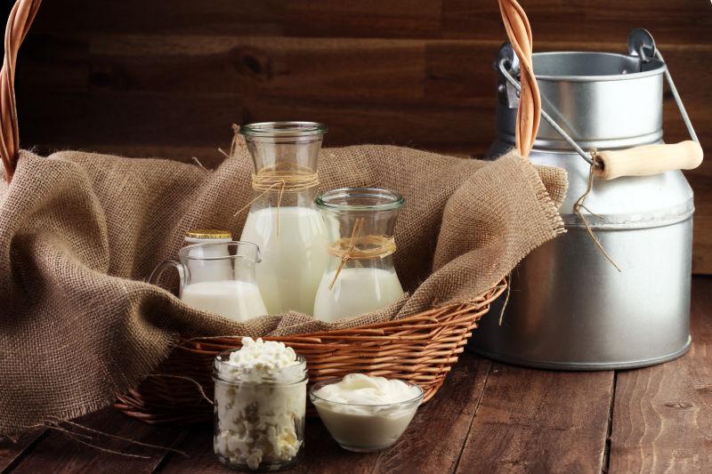 餐桌上的牛奶和牛奶罐