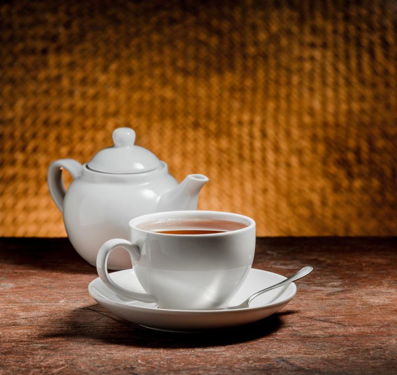木桌上的茶杯和茶壶