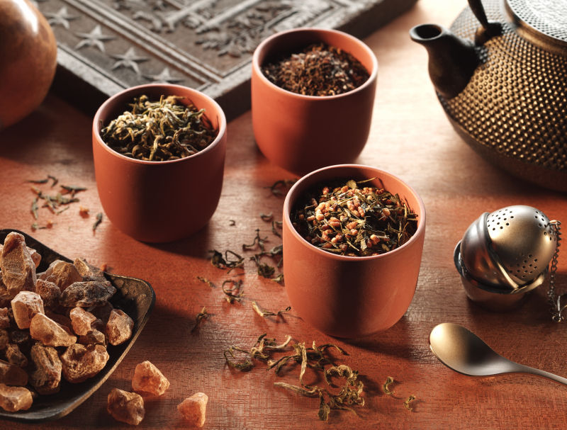 红色茶具中的干燥茶叶