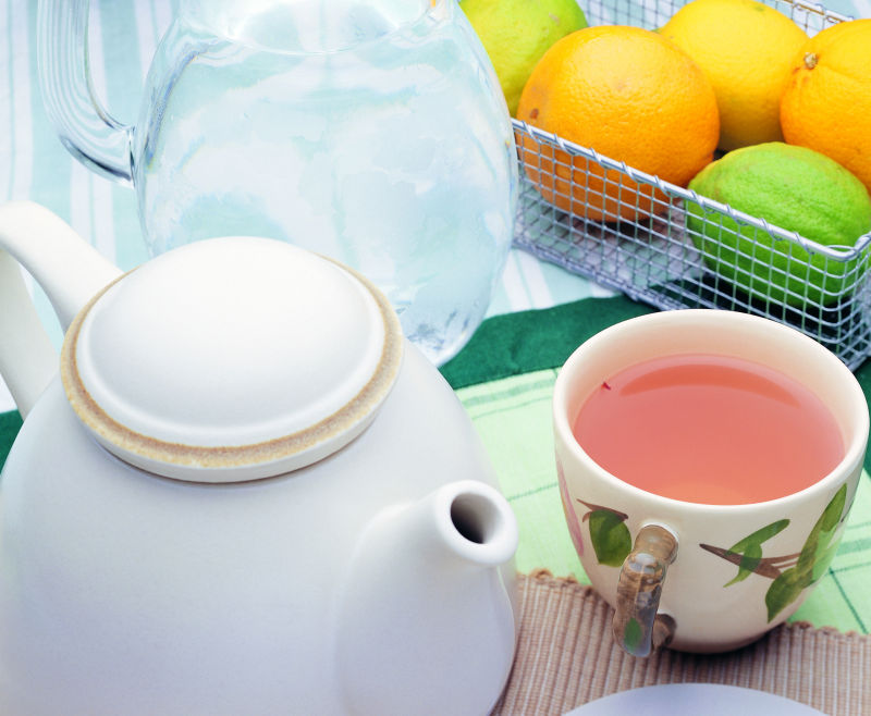 白色的茶壶和红茶