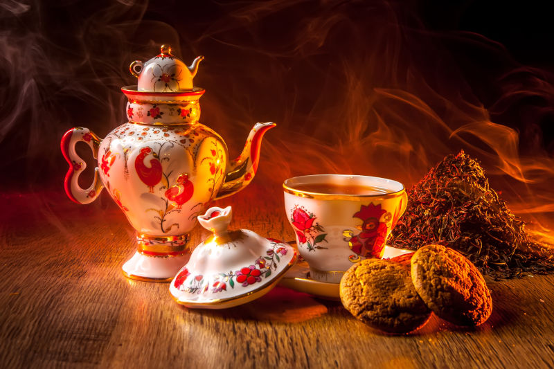 古董茶具和点心在桌子上