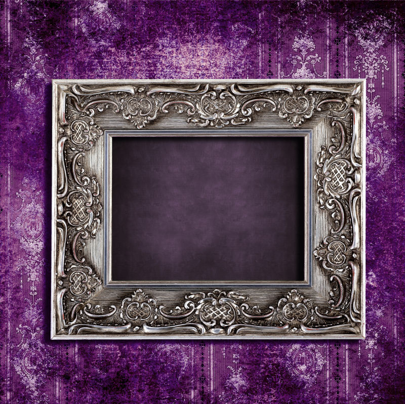 紫色墙壁上的相框