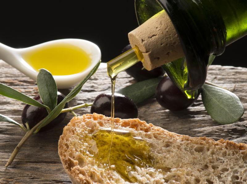 橄榄油倒在面包上