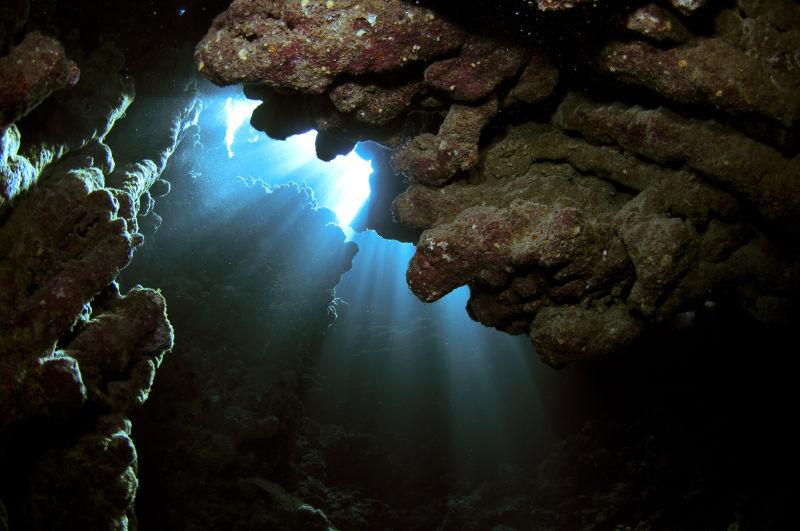 阳光照耀下的水下洞穴