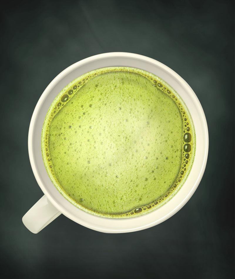 白色杯子里的绿茶