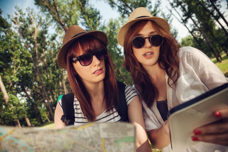两位美女认真的观看地图导航