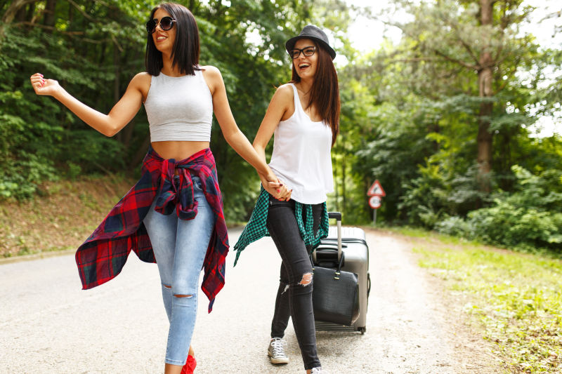 两位美女拉着行李箱