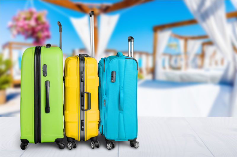 旅游度假区的三个行李箱