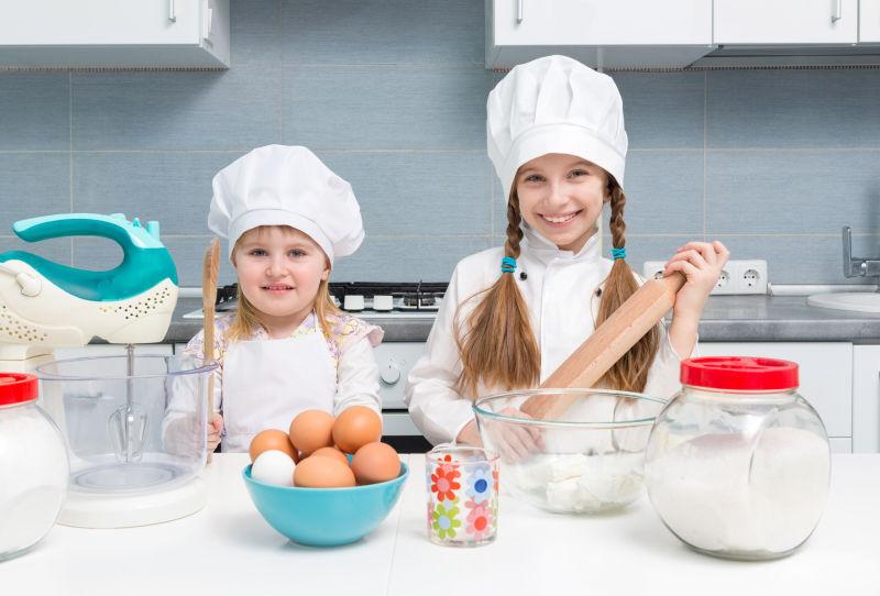 两个有趣的小女孩厨师