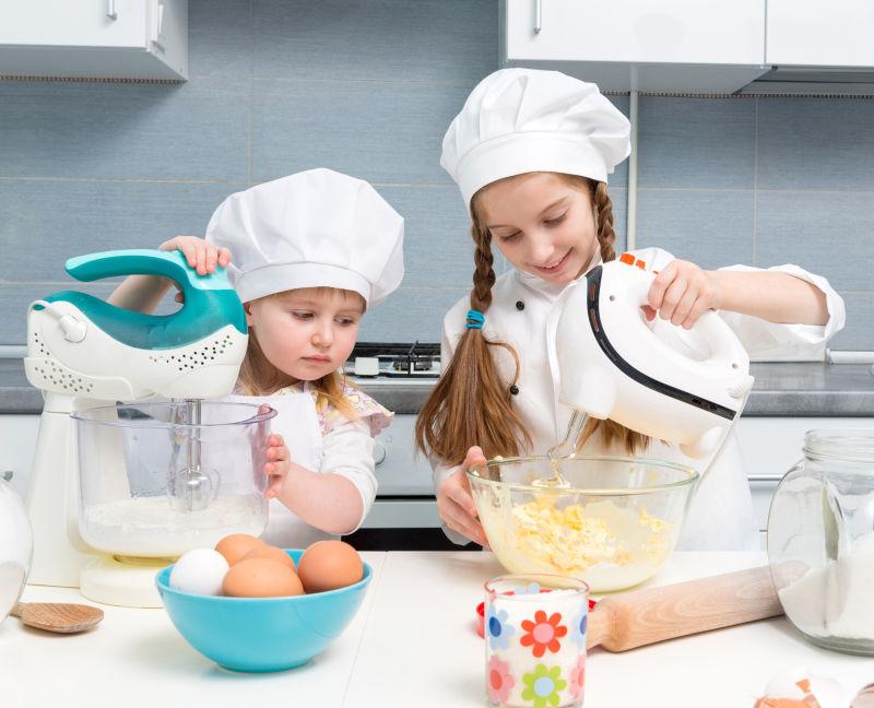 做面食的穿着厨师制服两个快乐的孩子