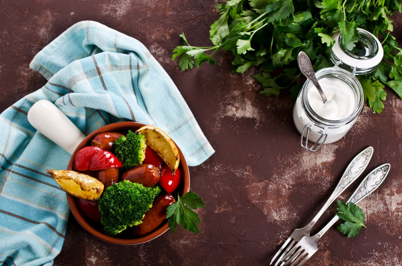 棕色碗里的西兰花与香肠