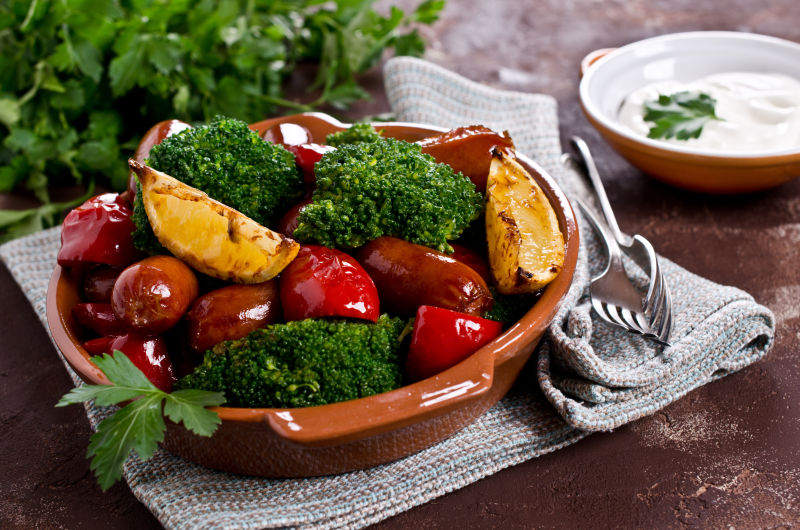 摆在桌上的蔬菜与香肠