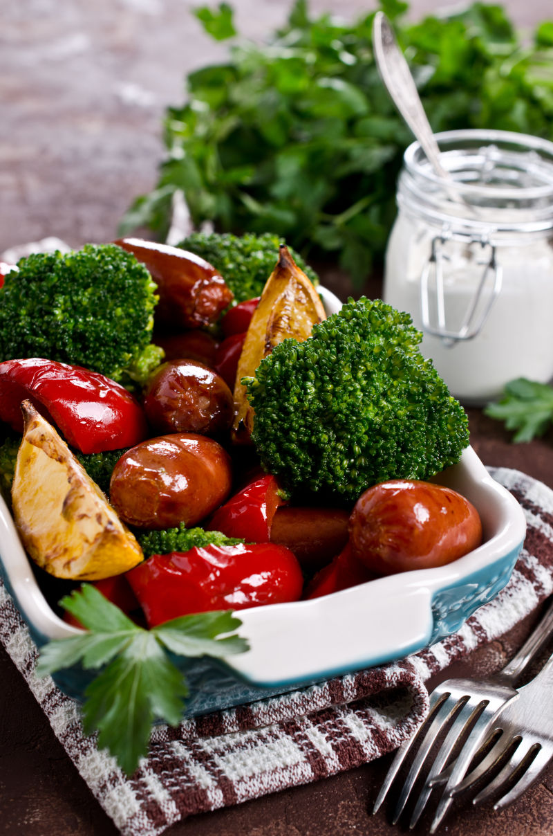 美味的西兰花与火腿肠