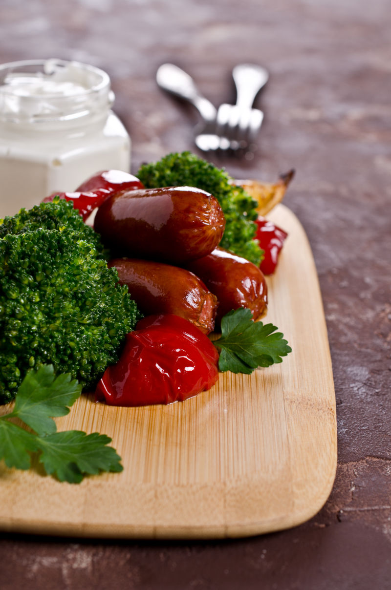 木盘上的西兰花火腿