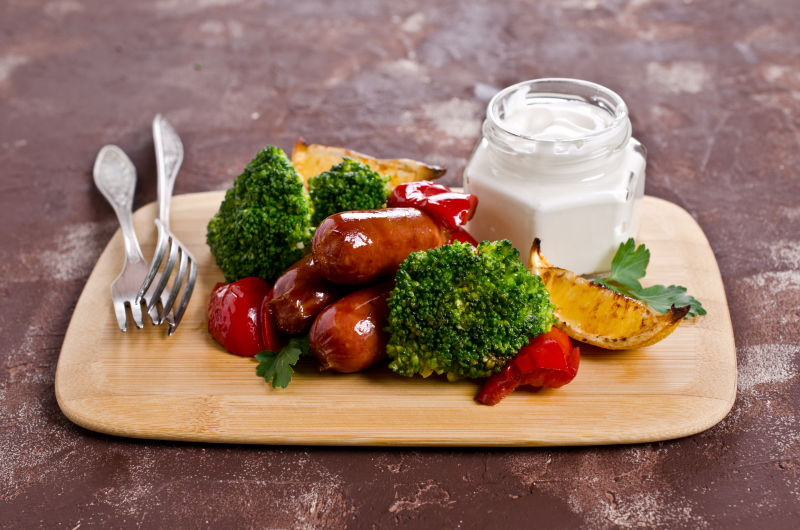 木盘上的西兰花与香肠