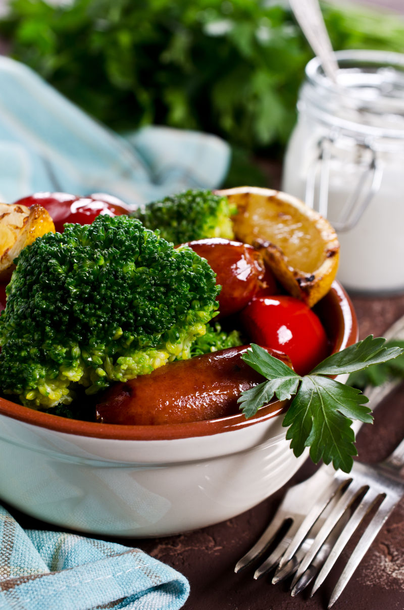 近距离拍摄蔬菜香肠特写