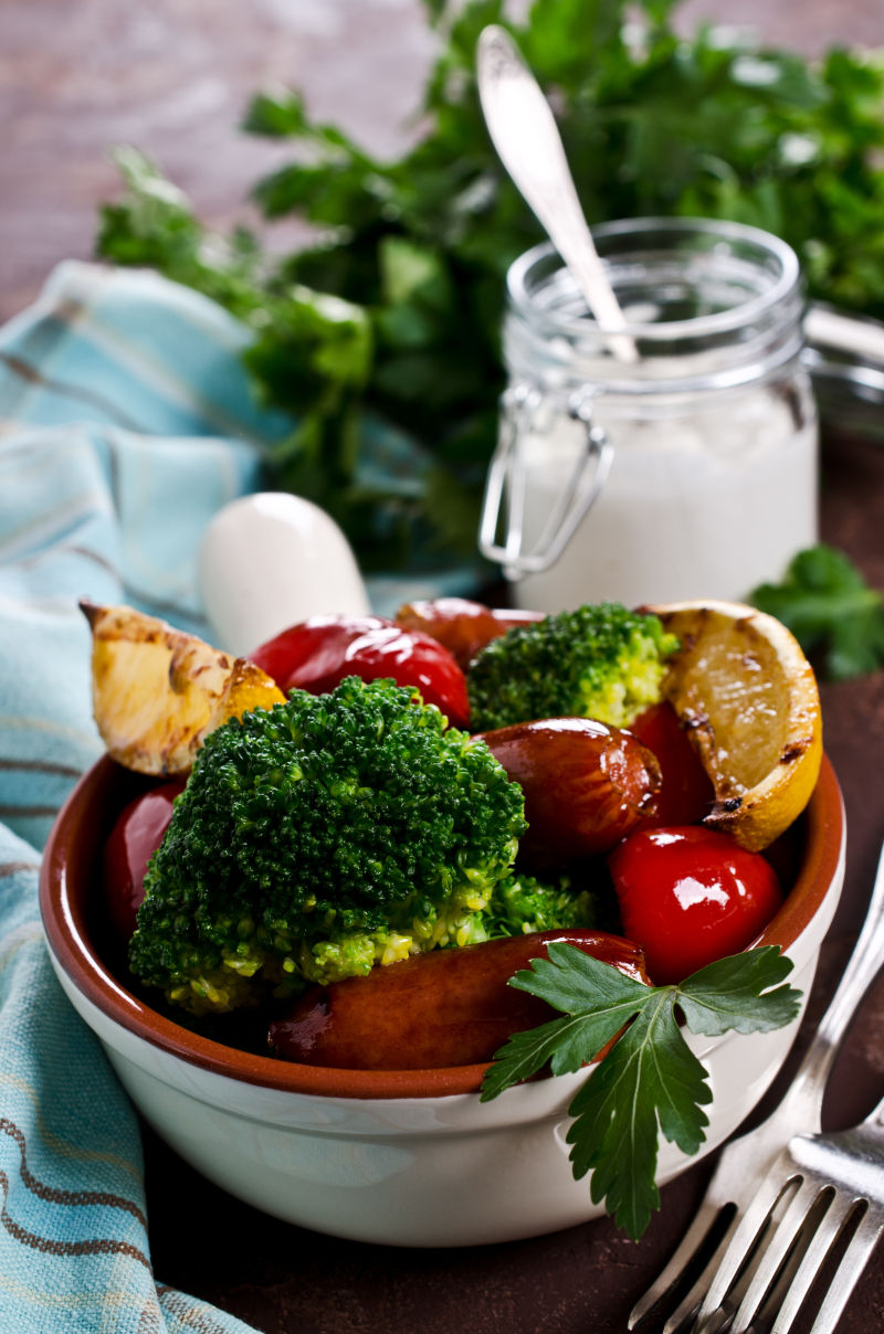 瓷碗上的蔬菜火腿