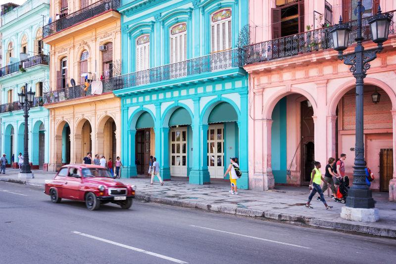 经典老爷车和丰富多彩的殖民建筑在老哈瓦那的主街上