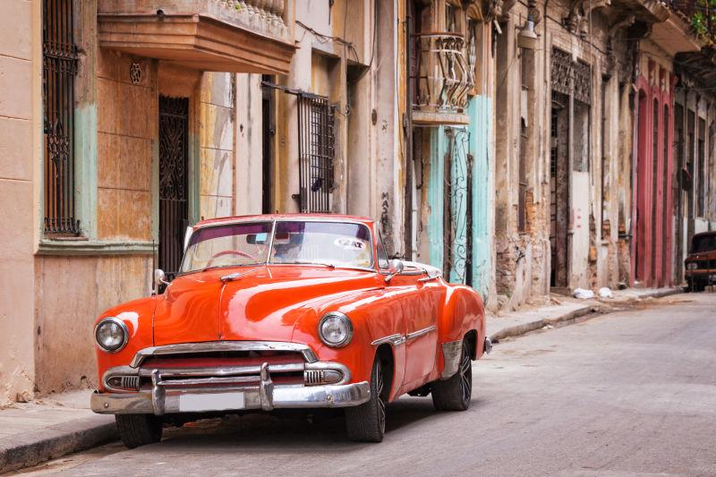 旧式经典美国车在街上在旧哈瓦那