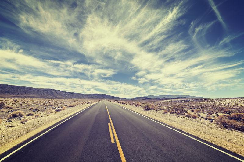 蓝天白云下的沙漠公路