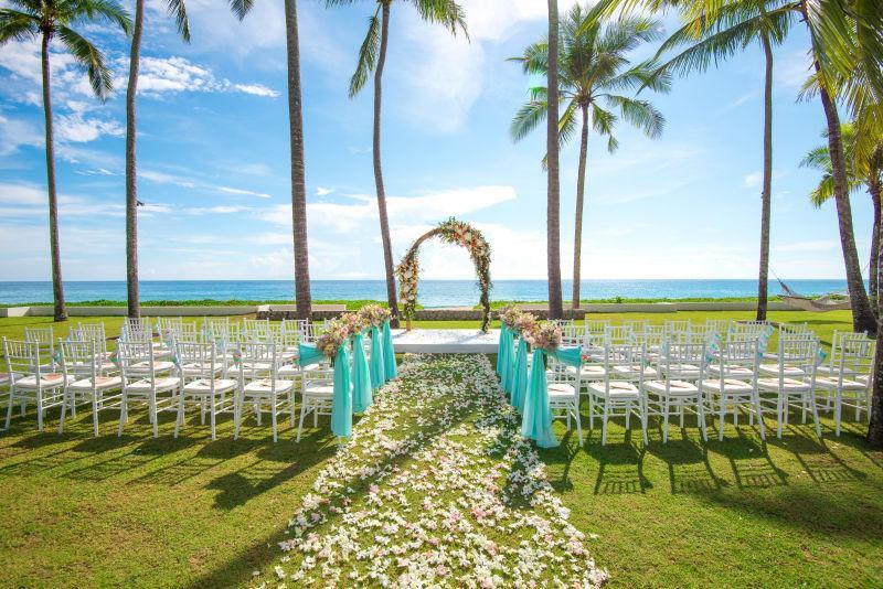 带棕榈树花园的海滩婚礼