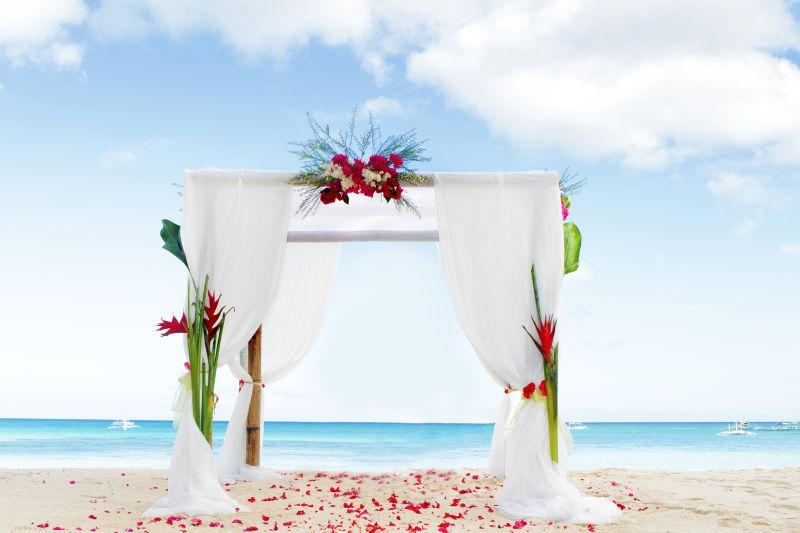 沙滩上的婚礼拱门