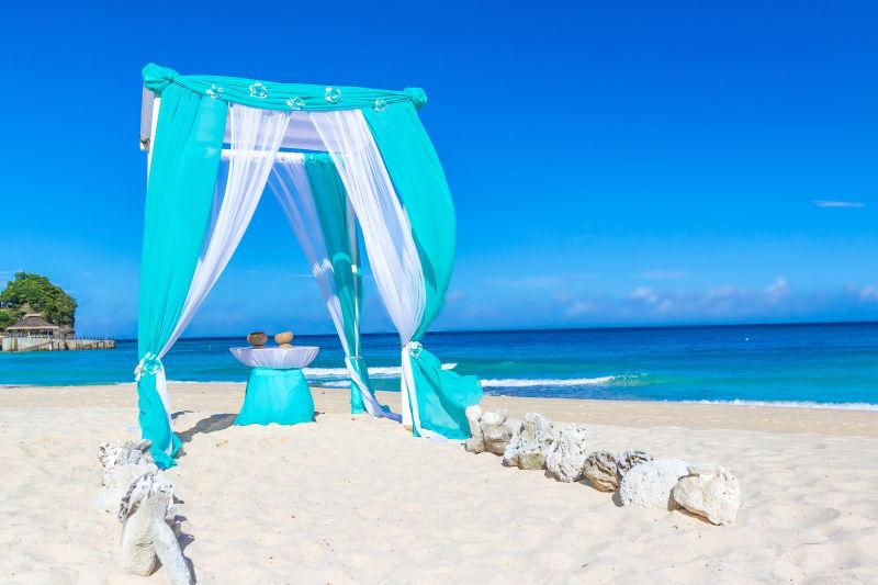 热带沙滩上美丽的婚礼拱门