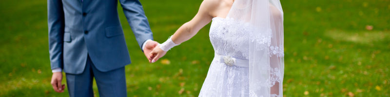 手牵着手的结婚新娘新郎
