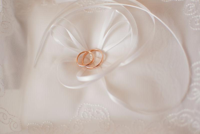 结婚戒指与洁白婚纱装饰