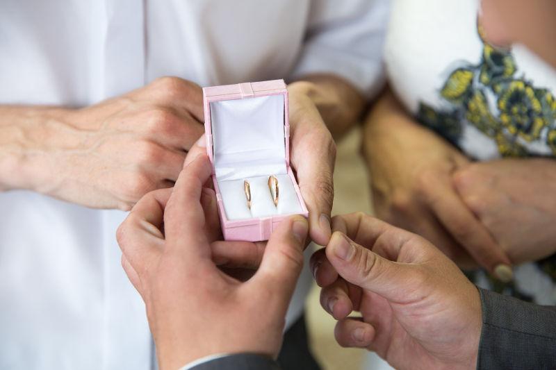 新人夫妇赠送结婚戒指