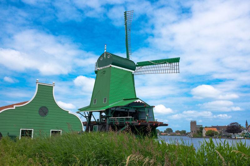 荷兰风车和小屋的复古风格