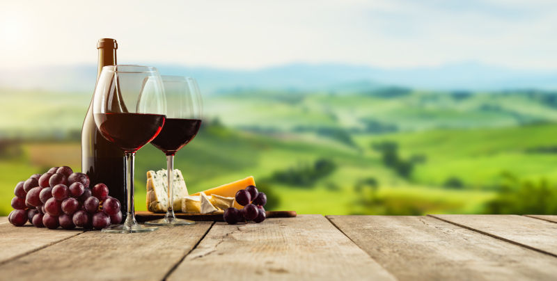旧木板上的红葡萄酒和葡萄