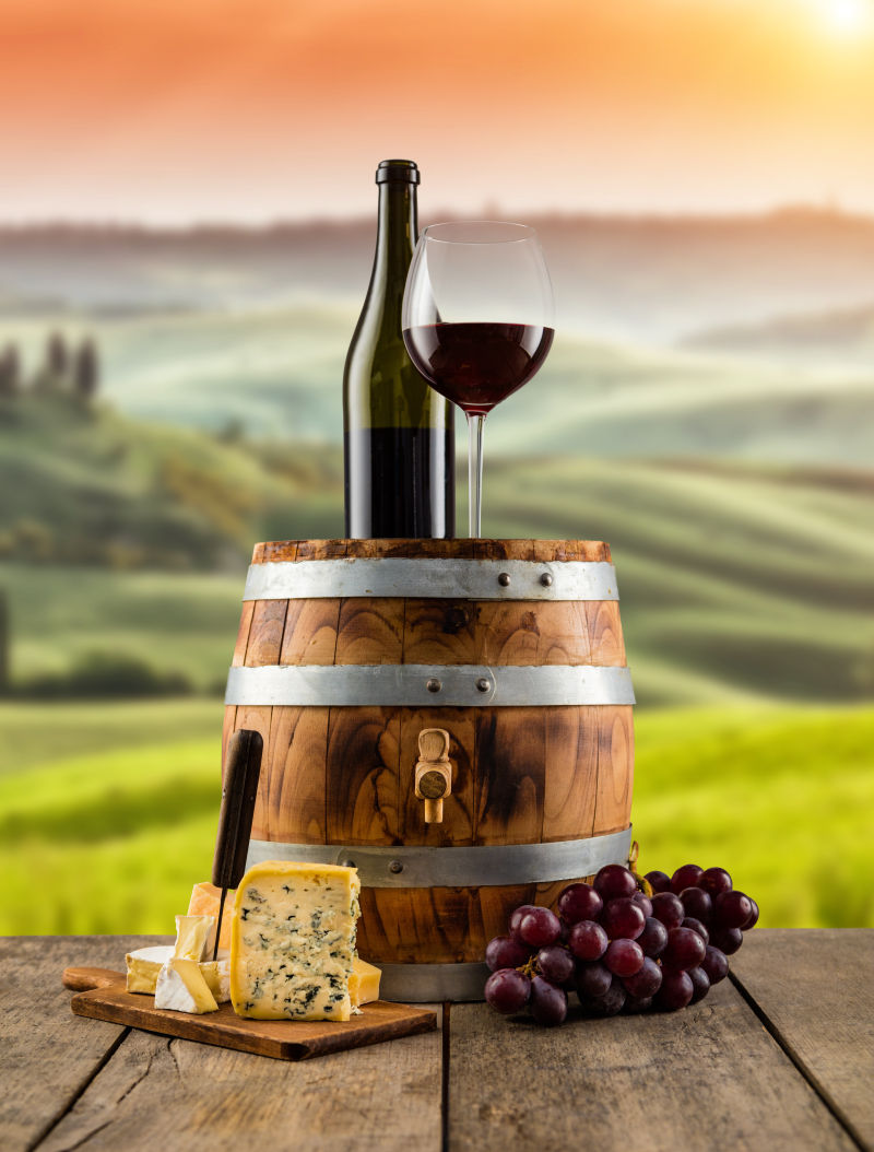 木板上的葡萄和木桶上的葡萄酒