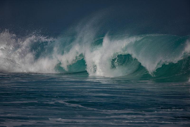 巨大的海浪在海洋中翻滚
