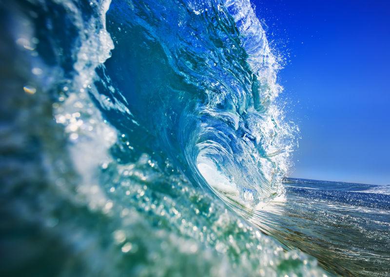 蓝天下海面上翻滚的透明干净的海浪