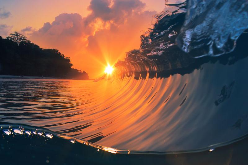 夕阳下的海面上翻滚的海浪