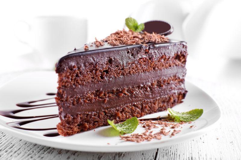 浅色桌面上的美味巧克力蛋糕