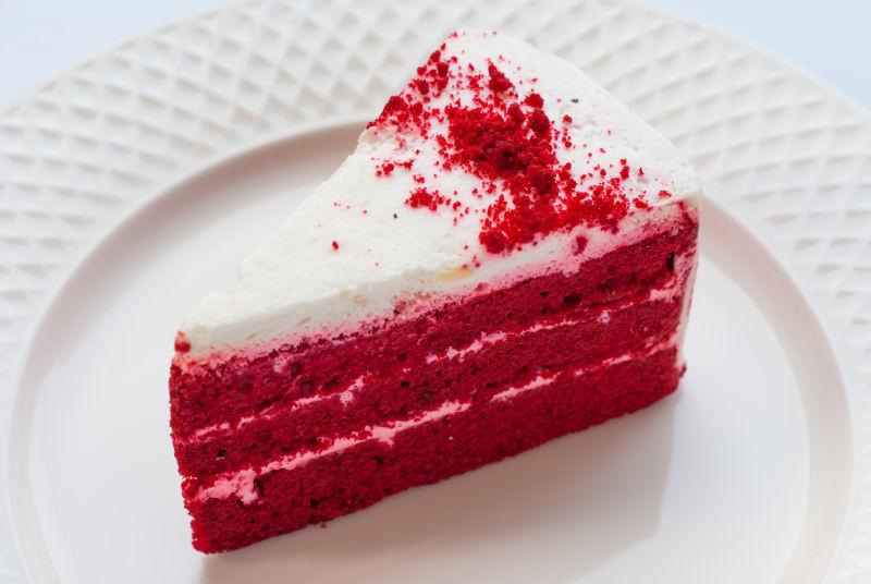 白色盘里的红茸茸的天鹅绒蛋糕