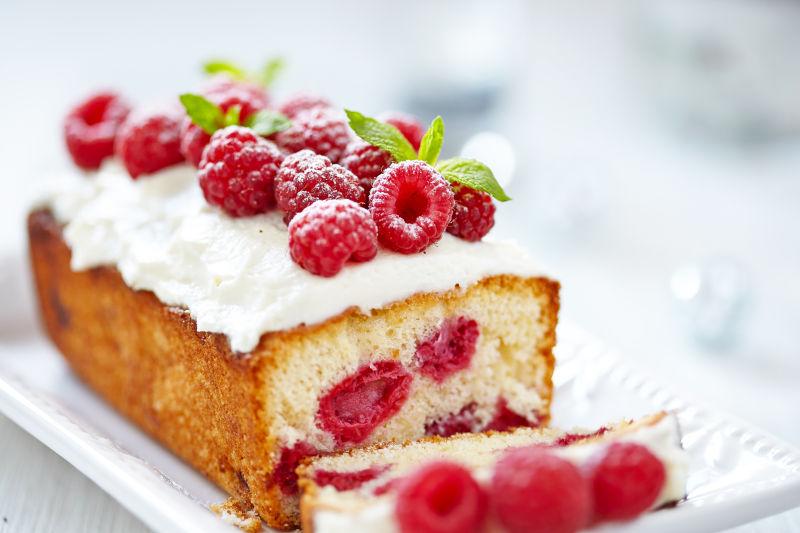 树莓蛋糕在白色盘里