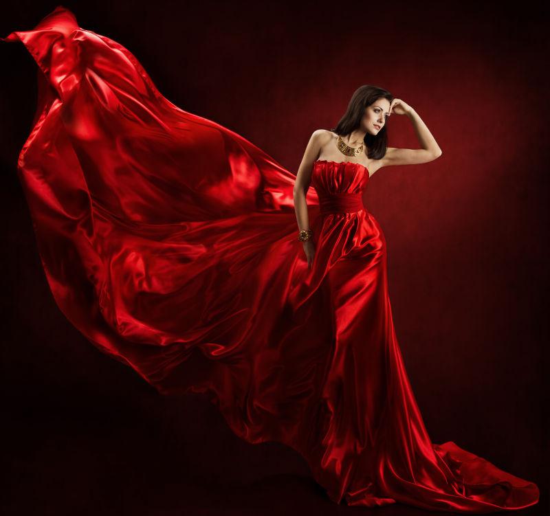 优雅的美女穿着华丽的红色礼裙