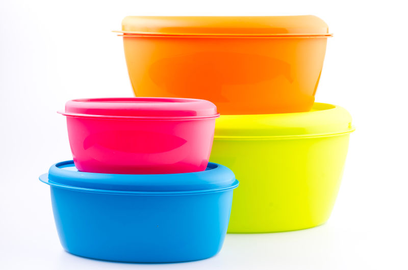 四个彩色的塑料桶