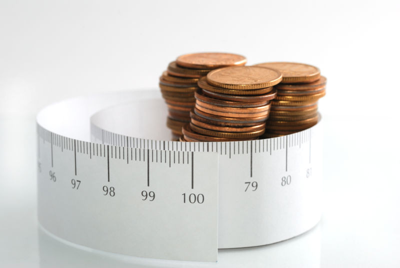桌子上的硬币和卷尺