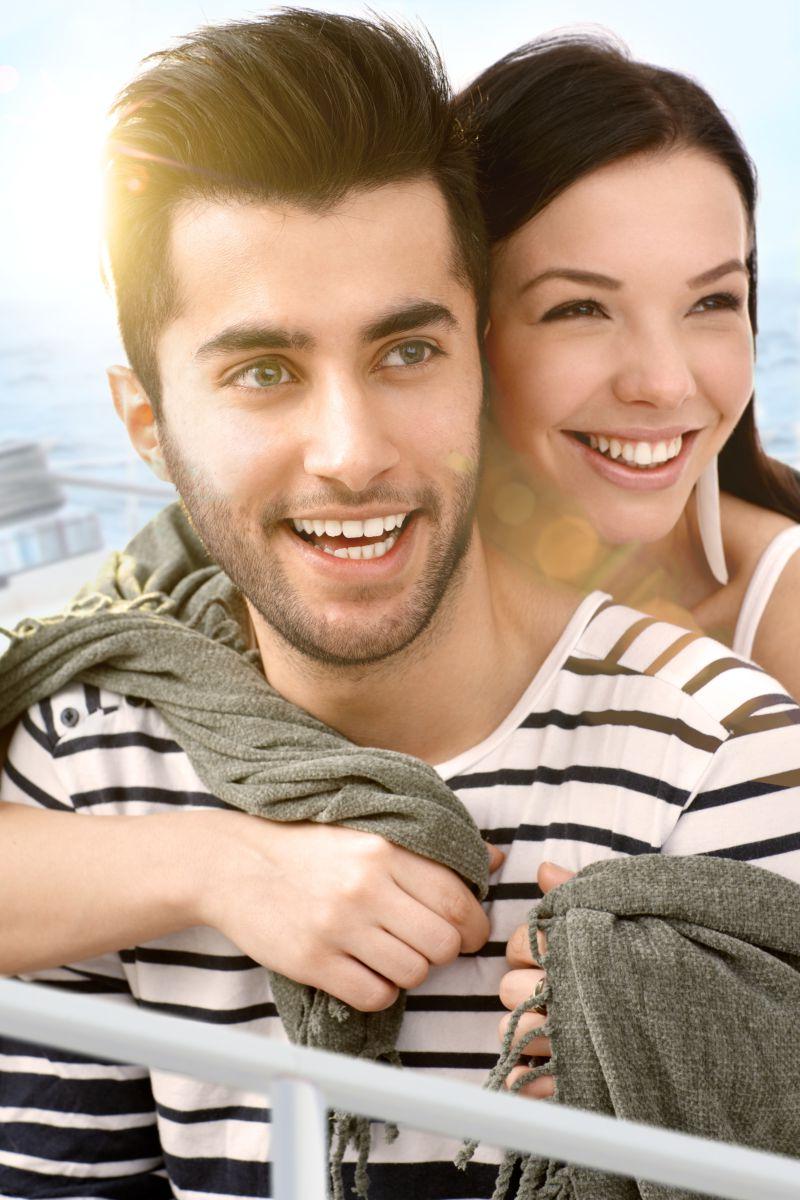 幸福的夫妻在船上拥抱