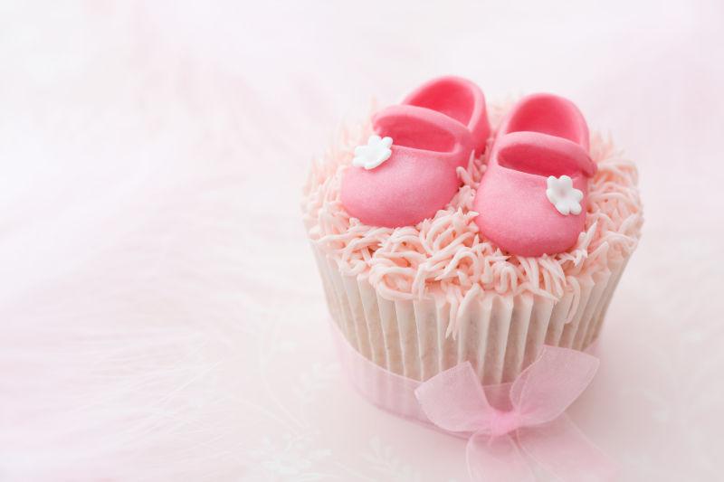 一个小女孩的粉红色鞋子蛋糕