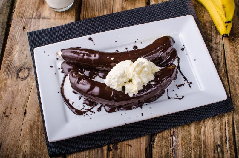 巧克力加自制搅打奶油香蕉