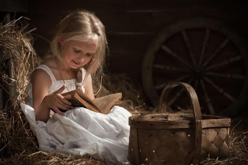 小女孩在干草上的看书