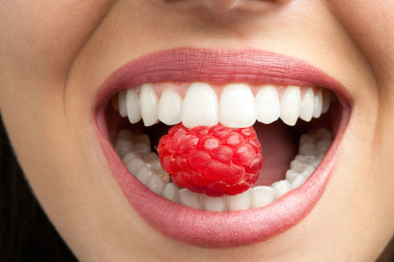 牙齿咬着树莓