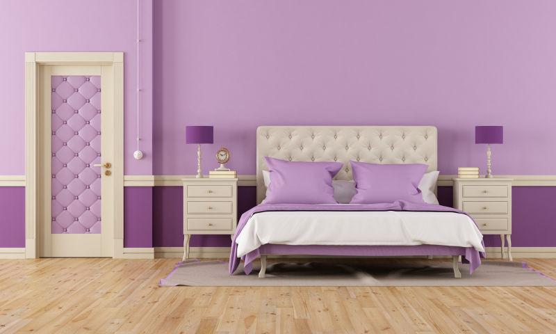 紫色卧室的古典风格与双人床和闭门